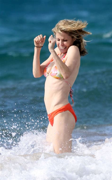 Julie Bowen Tits Slip And Posing Nude And In Bikini On Beach Porno Foto