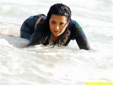 South Hot Reema Sen Sexy Wet Thigh Show In Beach Actress Album