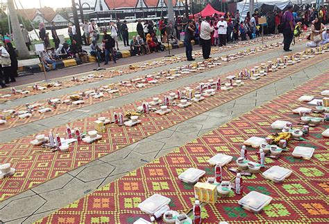 Kejutan hujan duit di kl raya fest 2016. Iftar@KL 2017 di Jalan Raja Kuala Lumpur menjadi tarikan ...