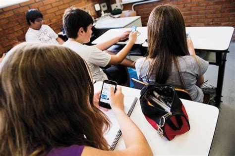 Celular Na Sala De Aula O Desafio De Estar Inteiro E Não Pela Metade