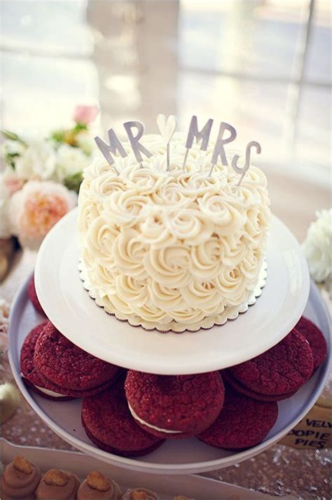 Delicious Small Wedding Cakes Which Are So Cute That They
