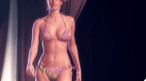 Its All About The Boob Bounce On The Runway 17 Gifs Izispicy