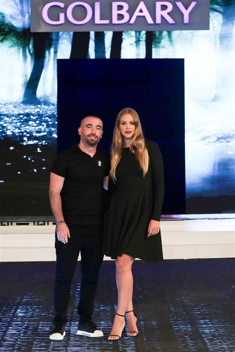 אביו, רסן יניב אדם, שימש סגן מפקד יחידת שלדג וסמגד של גדוד. אסתי גינזבורג ועומר אדם מרימים את קיסריה בדואט | TMI