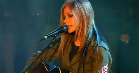 Avril Lavigne Canta Canção De Adele Para O Spotify Singles