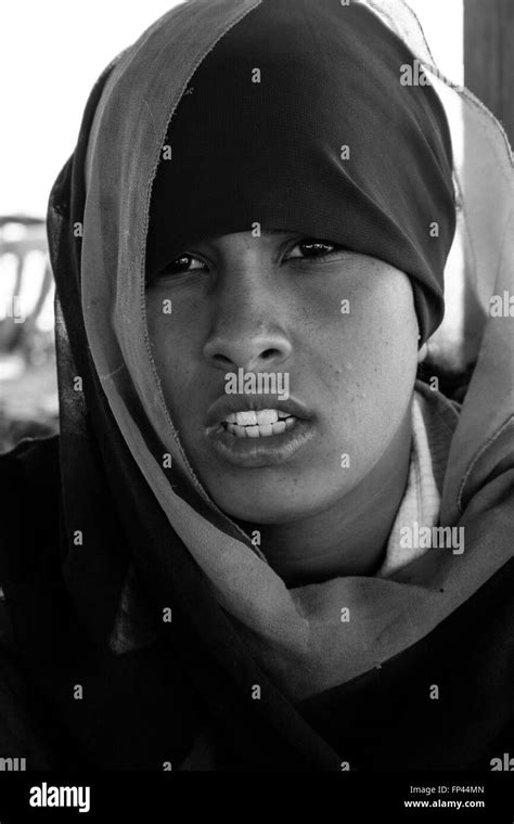 Face Portrait D Une Jeune Fille égyptienne Portant Des Vêtements Traditionnels En Noir Et Blanc