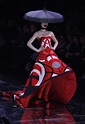 Alexander McQueen: recordamos sus diseños más inolvidables - A todo ...