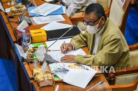 Umur 58 tahun) adalah seorang purnawirawan polri yang sebelumnya menjabat sebagai analis kebijakan utama bidang pidum bareskrim polri. Anggaran Kementerian ESDM Dipangkas Rp 1,1 T demi Vaksin | Republika Online