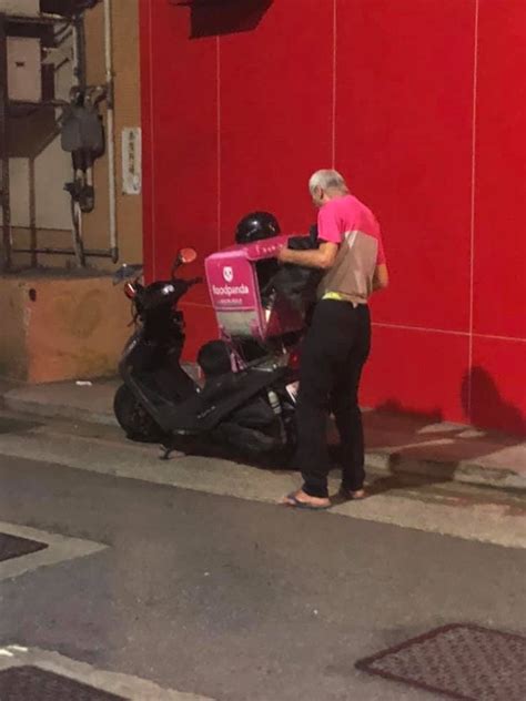 Old Grandpa Works As Delivery Rider To Feed Himself Amid Pandemic