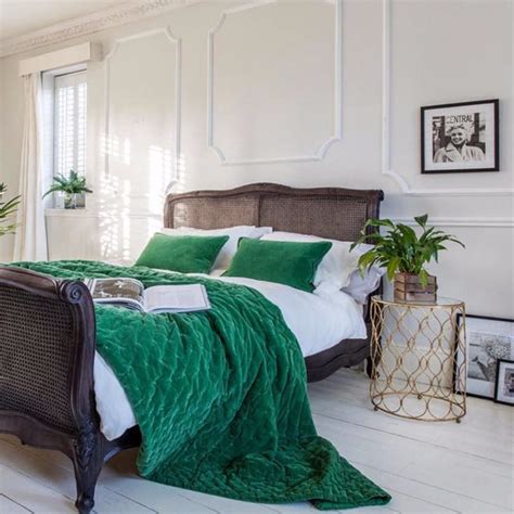 The bedroom is often the focal point of interior design. 10 Stunnning Emerald Green Bedroom Designs - Master ...