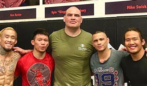 Ex Campeão Do Ufc Cain Velasquez Volta à Antiga Academia Pela Primeira Vez Após Saída De Prisão