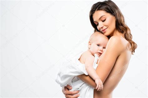 retrato de madre desnuda sonriente abrazando al bebé aislado en blanco