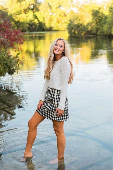 Look Fabulous Senior Pictures Ideas For Girls 18 Senior Photo Outfits Senior Picture Outfits