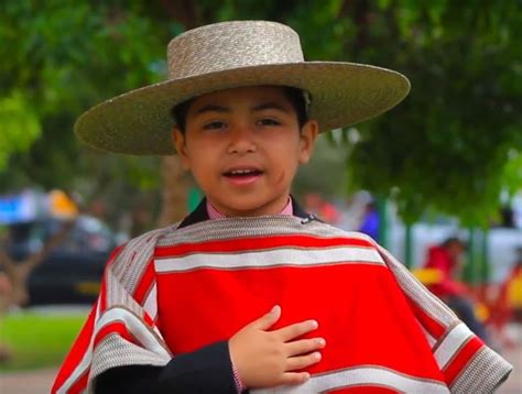 VIDEO Niños y niñas de Arica cantan el himno nacional para Fiestas Patrias