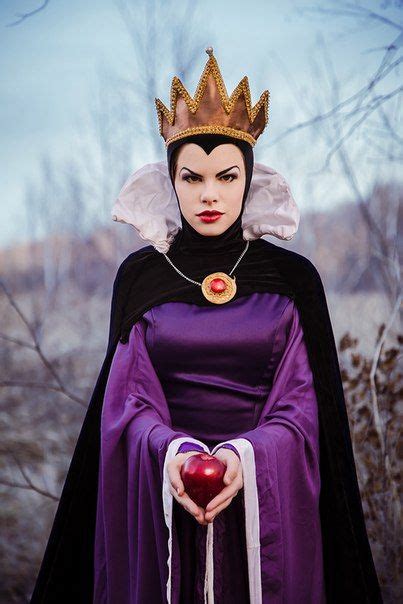 What do you get when we combine an old black and white photo and a mirror? Evil Queen, Dispersi Cosplay, photo by Nita 13 | Disney villain costumes, Evil queen costume ...