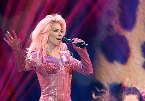 Shania Twain Dyed Her Hair Pastel Pink See Photos Allure
