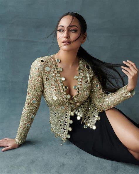 Sonakshi Sinha Shares Gorgeous Throwback Picture See Her Hottest Photos On Instagram News18