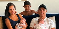 Cristiano Ronaldo, feliz, posa por primera vez con su familia completa ...