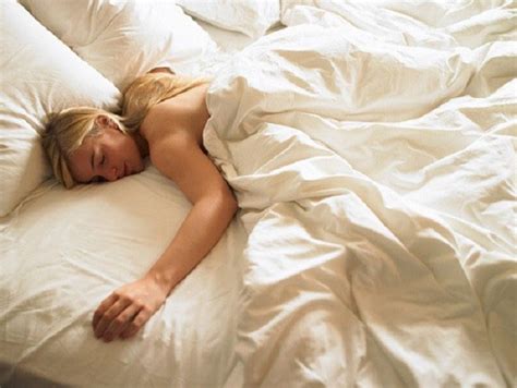 Nghiên cứu Ngủ nude khiến bạn hạnh phúc hơn KhoaHoc tv