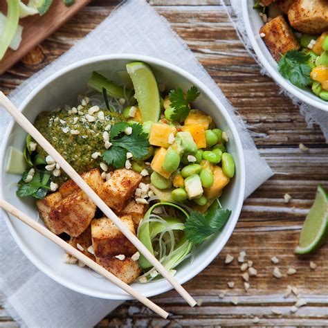 Asiatisk noodle bowl med krispig tofu - Recept - Tasteline.com