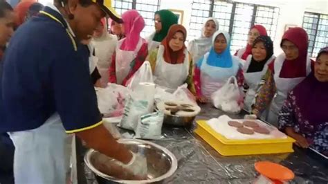 Wait for it to float and remove with a slotted spoon. Cara membuat keropok lekor - YouTube