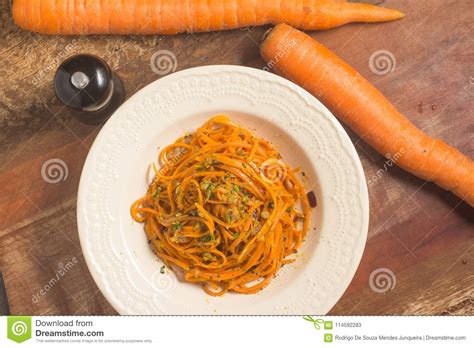 Espaguetis De La Zanahoria Con Pesto Imagen De Archivo Imagen De