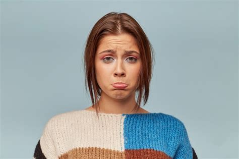 Mujer Joven Emocional Con Cara Triste Foto Gratis