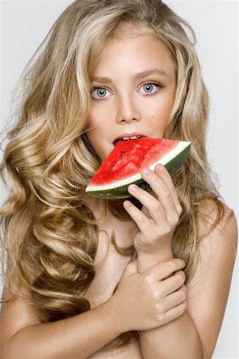 Mooi Watermeloen Houden En Blonde Jong Model Leuk Meisje Die Die Leuk Kijken Stock Foto