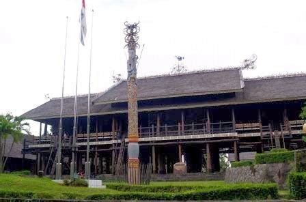 Rumah adat suku dayak kalimantan timur ini menggunakan bahan berupa kayu ulin. Budaya Kalimantan Timur - THE COLOUR OF INDONESIA
