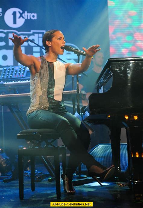 Alicia Keys Live Performs On The Stage