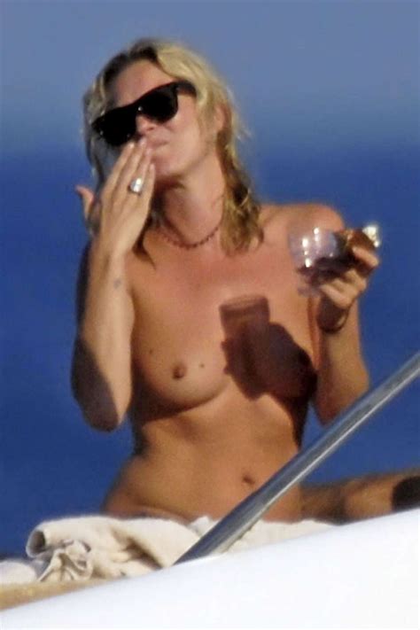 Kate Moss Topless On Yacht Paparazzi Pictures Porn Pictures Xxx Photos Sex Images 3244631