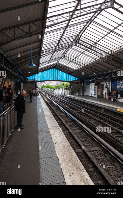 Subway Station Paris France Passengers Waiting For Next Train Stock