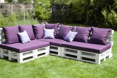 The idea to build this solid and sturdy wooden pallet patio bench that will rock for 2 or more person sitting. Fantastic Reused Wood Pallet Sofa Ideas | Pallets Tips