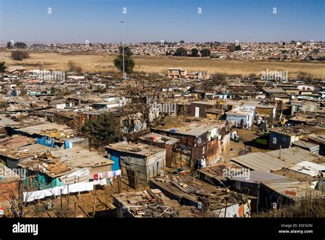 Soweto Slum Fotos Und Bildmaterial In Hoher Auflösung Alamy