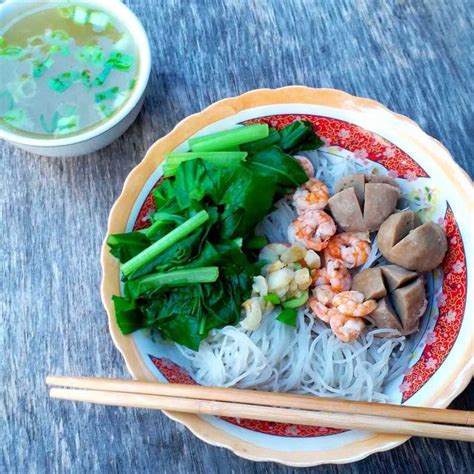 Selamat mencoba resep ini dan semoga keluarga di rumah suka. Resep dan Cara Membuat Bihun Kuah Bakso Udang | Yummy App