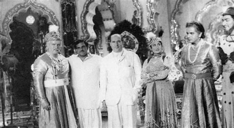 Rishi Kapoor Shares A Rare And Unseen Pic Of Team Mughal E Azam With