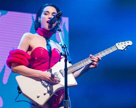 St Vincent S Annie Clark Performs Intimate Acoustic Cover Of Pearl