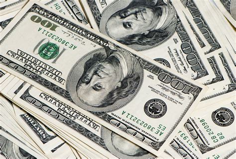 A partir de diciembre de 2015, las restricciones a la compra y venta de dólares fueron eliminadas, permitiendo que la cotización oficial del dólar en argentina acorte su brecha con la cotización de la divisa en el mercado. Las obligaciones en dólares y el nuevo Código unificado - AL DÍA | ARGENTINA