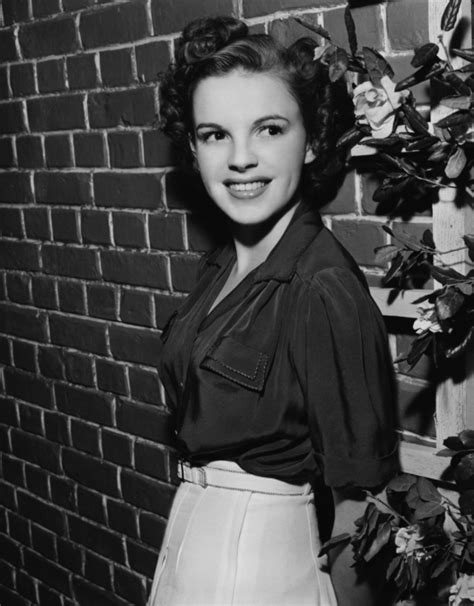30 Beautiful Black And White Portrait Photos Of Judy Garland In The