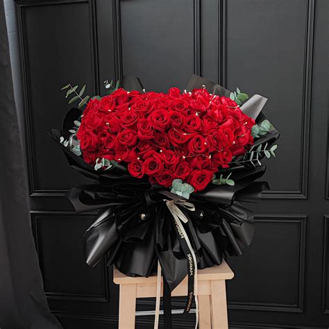 Luxuriante 99 Red Roses Bouquet Black Wrap 50gram