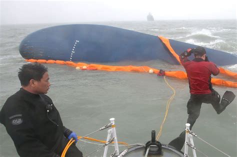 South Korea Ferry Disaster Civilian Divers Scouring The Sewol Wreckage Are Being ‘paid By The