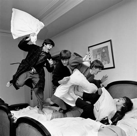 The Beatles Pillow Fight Harry Benson Kussengevecht Beatles