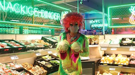 November 1969 in springe) ist ein deutscher travestiekünstler, der mit seiner kunstfigur olivia jones als dragqueen bekannt wurde und fast ausschließlich in dieser weiblichen rolle auftritt. Hier gibt's "Oralverzehr": Olivia Jones weiht Kiez-Markt ...
