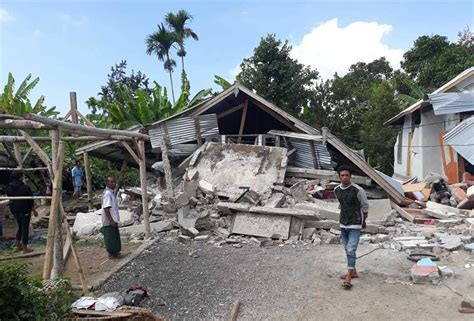strong quake hits indonesian island killing at least 14 ap news