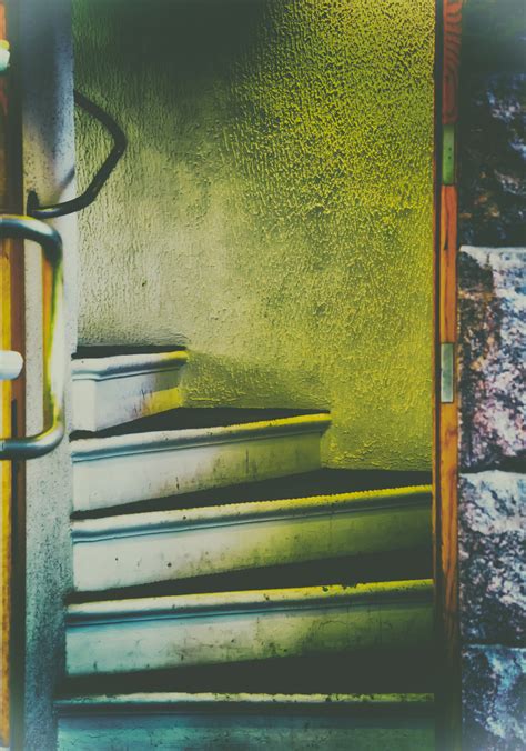 무료 이미지 거리 창문 유리 녹색 색깔 푸른 노랑 그림 계단 핀란드 헬싱키 부 레바 디 현대 미술