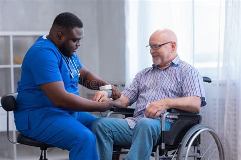 Zorgverlener Meet De Bloeddruk Bij De Oude Man Verpleegkundige En