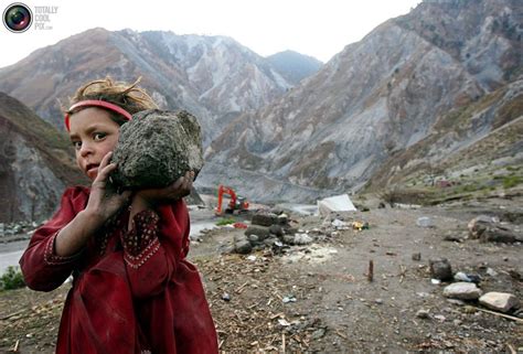 1212 A Kashmiri Girl Refugee Carries A Stone To Helps Her Father To