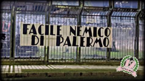 Striscione Allo Stadio Facile Nemico Di Palermo Foto