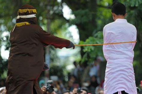 80 coups de bâton pour un couple gay en indonésie 24gay