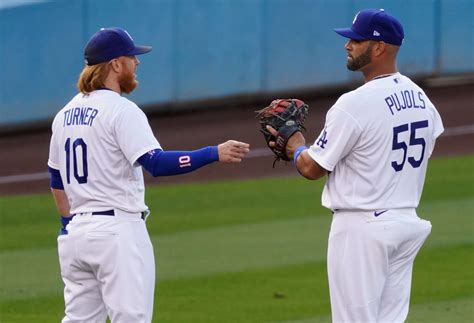 Justin Turner Injured Albert Pujols Helps Him Back To Dodgers Clubhouse