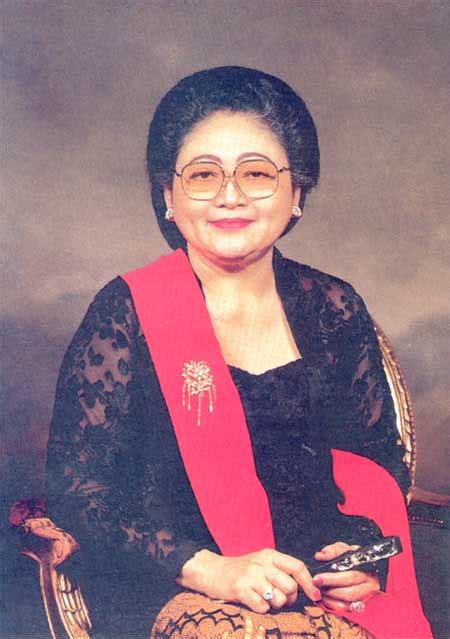 Internet Browser Tentang Profil Ibu Tien Soeharto
